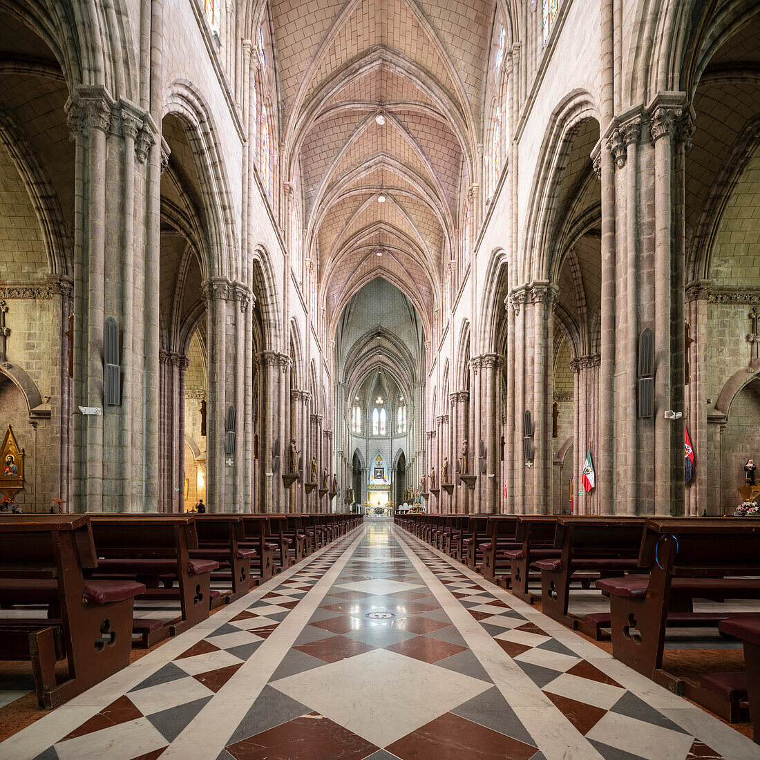 Innenraum der Basilika del Tol Voto Nacional, Quito, Pichincha, Ecuador, Südamerika