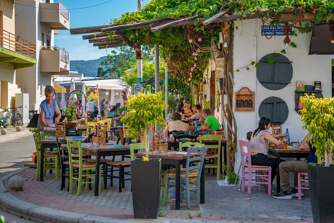 Blick auf buntes Cafe und Restaurant in Kos Stadt, Kos, Dodekanes, Griechische Inseln, Griechenland, Europa