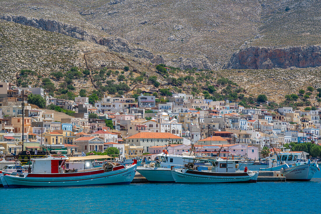 Blick auf Hafen und Stadt Kalimnos mit Hügeln im Hintergrund, Kalimnos, Dodekanes-Inseln, Griechische Inseln, Griechenland, Europa