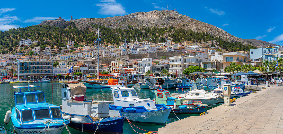 Blick auf Hafenboote in Kalimnos mit Hügeln im Hintergrund, Kalimnos, Dodekanes Inseln, Griechische Inseln, Griechenland, Europa