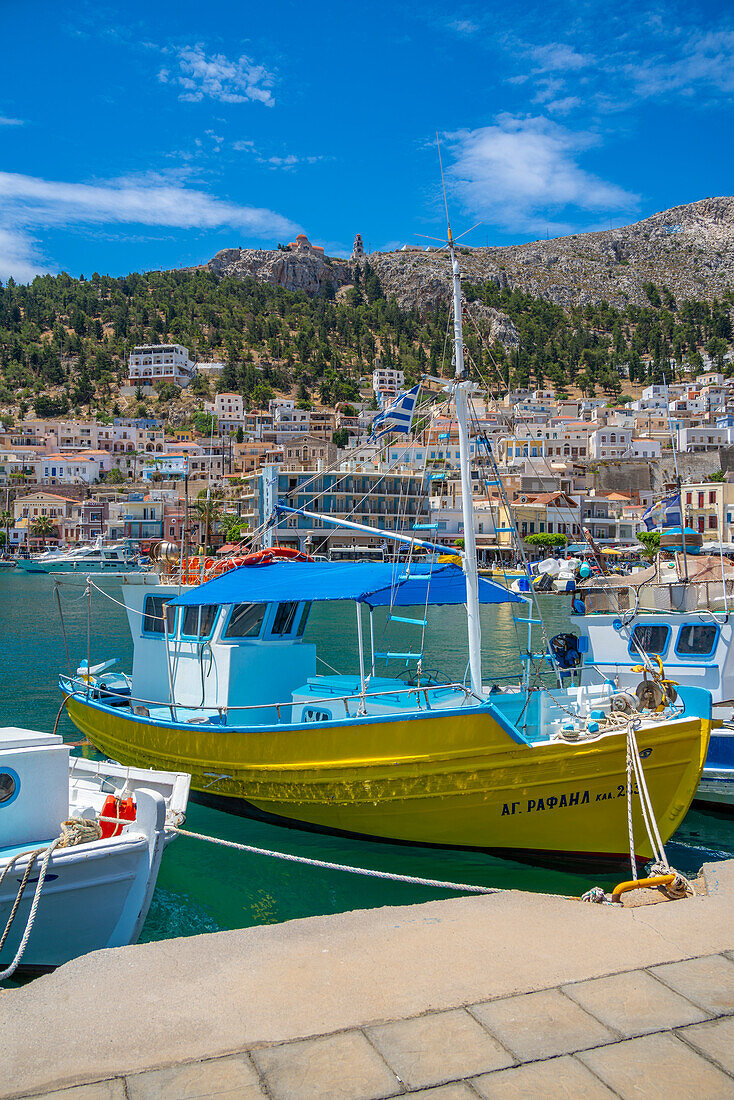 Blick auf Hafenboote in Kalimnos mit Hügeln im Hintergrund, Kalimnos, Dodekanes Inseln, Griechische Inseln, Griechenland, Europa