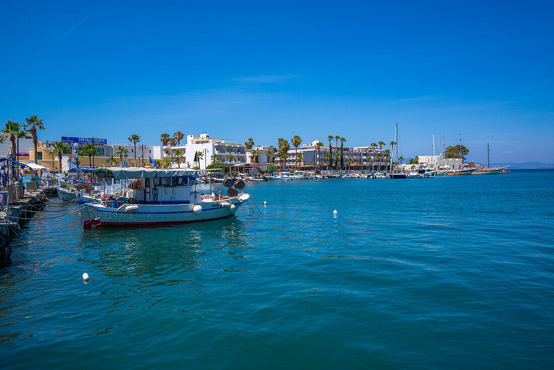 Blick auf Boote im Hafen von Kos, Kos-Stadt, Kos, Dodekanes, Griechische Inseln, Griechenland, Europa