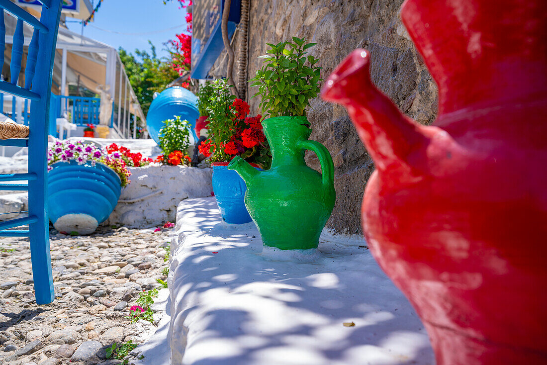 Blick auf bunte Krüge und Möbel in einer Taverne, Kos-Stadt, Kos, Dodekanes, Griechische Inseln, Griechenland, Europa