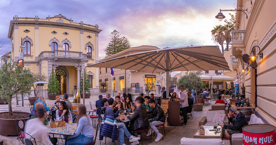 Blick auf Informationszentrum und Restaurant in der Abenddämmerung am Corso Umberto I in Olbia, Olbia, Sardinien, Italien, Mittelmeer, Europa