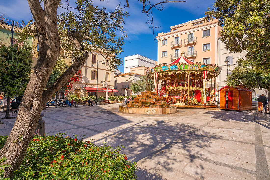 Blick auf Karussell und Springbrunnen auf der Piazza Matteotti an einem sonnigen Tag in Olbia, Olbia, Sardinien, Italien, Mittelmeer, Europa