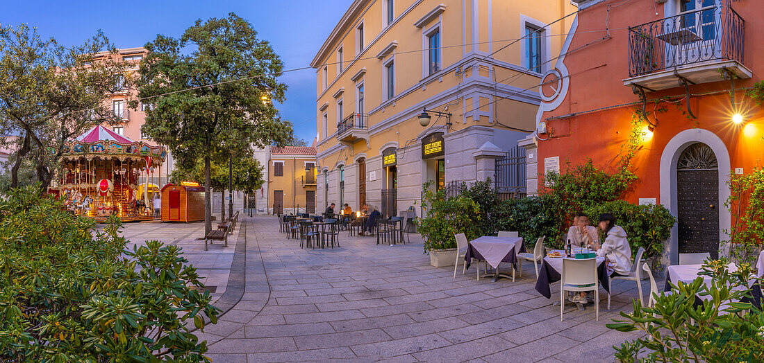 Blick auf Restaurant auf der Piazza Matteotti in der Abenddämmerung, Olbia, Sardinien, Italien, Mittelmeer, Europa