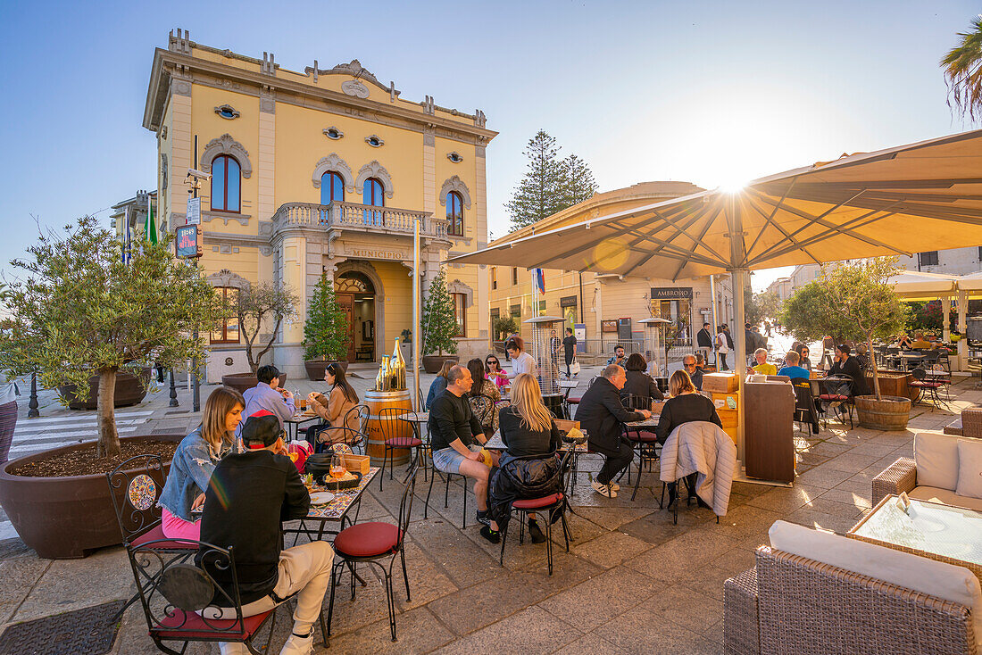 Blick auf Informationszentrum und Restaurant am Corso Umberto I an einem sonnigen Tag in Olbia, Olbia, Sardinien, Italien, Mittelmeer, Europa