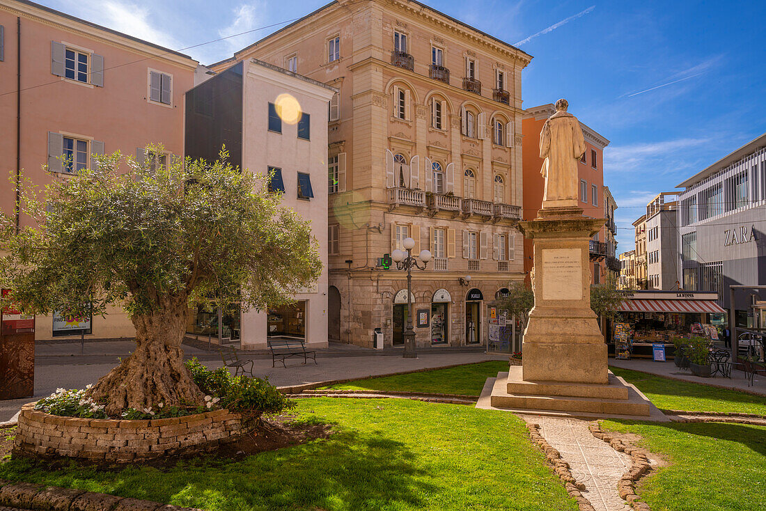 Blick auf die Statue auf der Piazza Domenico Alberto Azuni in Sassari, Sassari, Sardinien, Italien, Mittelmeer, Europa