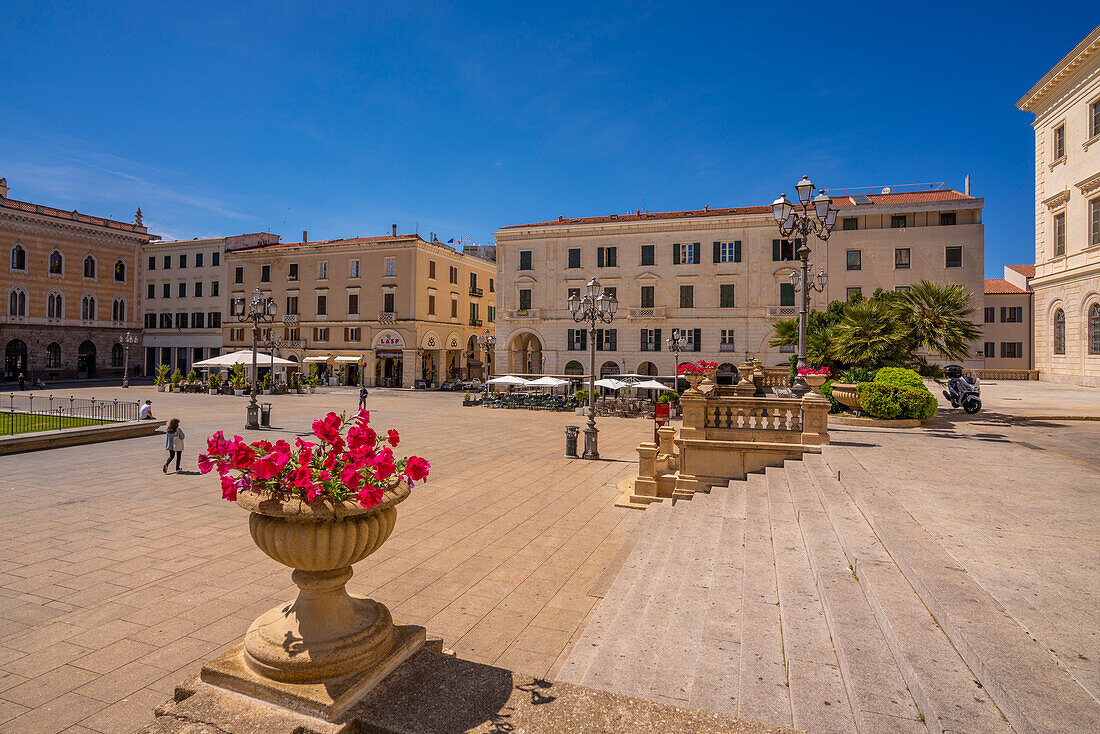 Blick auf klassische Architektur und die Statue von Vittorio Emanuele II auf der Piazza d'Italia in Sassari, Sassari, Sardinien, Italien, Mittelmeer, Europa