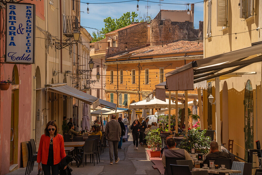 Blick auf eine enge Straße mit Cafés und rustikalen Gebäuden in Sassari, Sassari, Sardinien, Italien, Mittelmeer, Europa