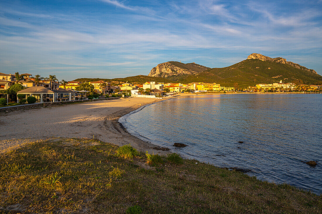 Blick auf den Strand bei Sonnenuntergang in Golfo Aranci, Sardinien, Italien, Mittelmeer, Europa