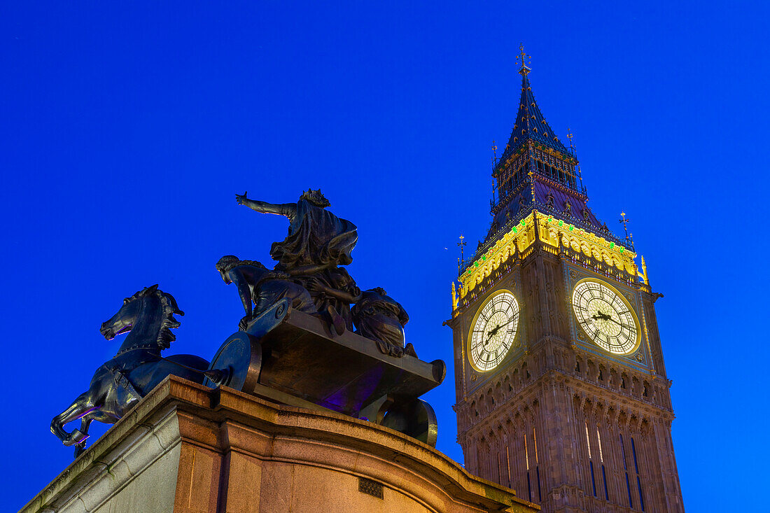 Big Ben und Boadicea Statue, Dämmerung, Westminster, London, England, Vereinigtes Königreich, Europa