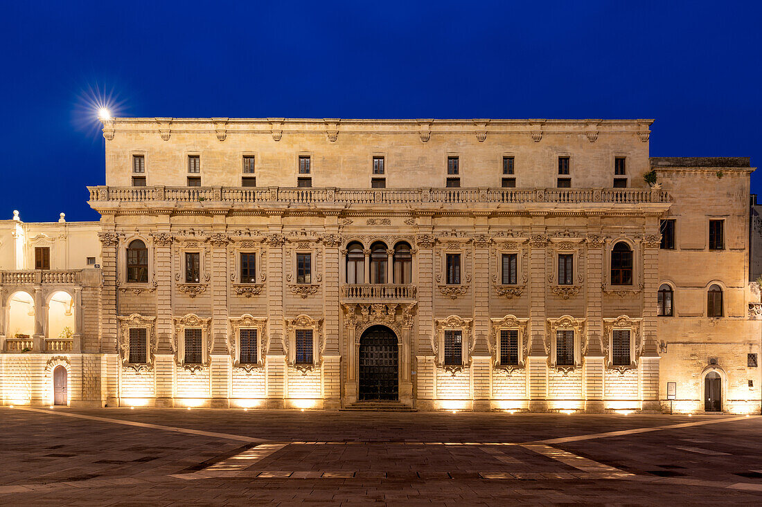 Palast auf der Piazza del Duomo in Lecce zur blauen Stunde, Salento, Apulien, Italien, Europa