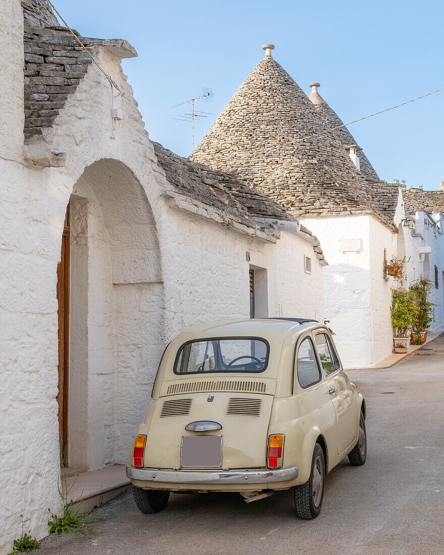 Traditionelles altes Auto in Alberobello, Apulien, Italien, Europa