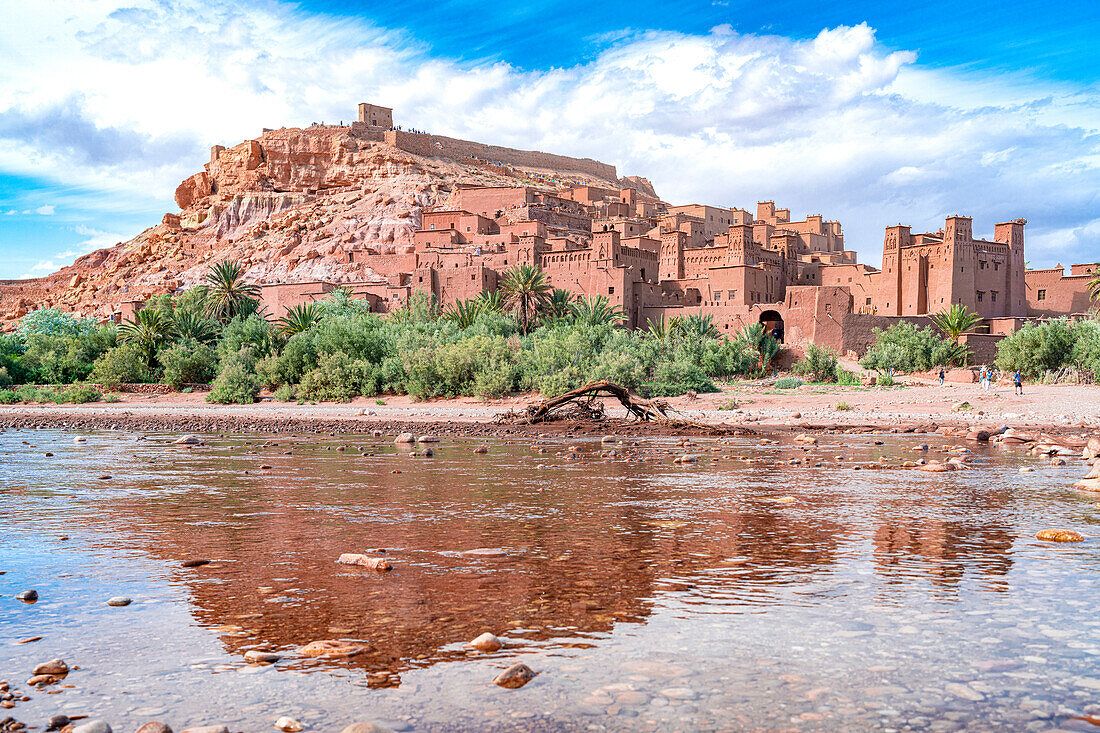 Befestigtes Dorf von Ait Ben Haddou, UNESCO-Weltkulturerbe, spiegelt sich im Wasser einer Wüstenoase, Provinz Ouarzazate, Marokko, Nordafrika, Afrika