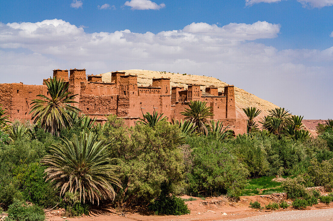 Old castle at foot of Atlas Mountains built with red mudbrick in the ksar of Ait Ben Haddou, UNESCO World Heritage Site, Ouarzazate province, Morocco, North Africa, Africa