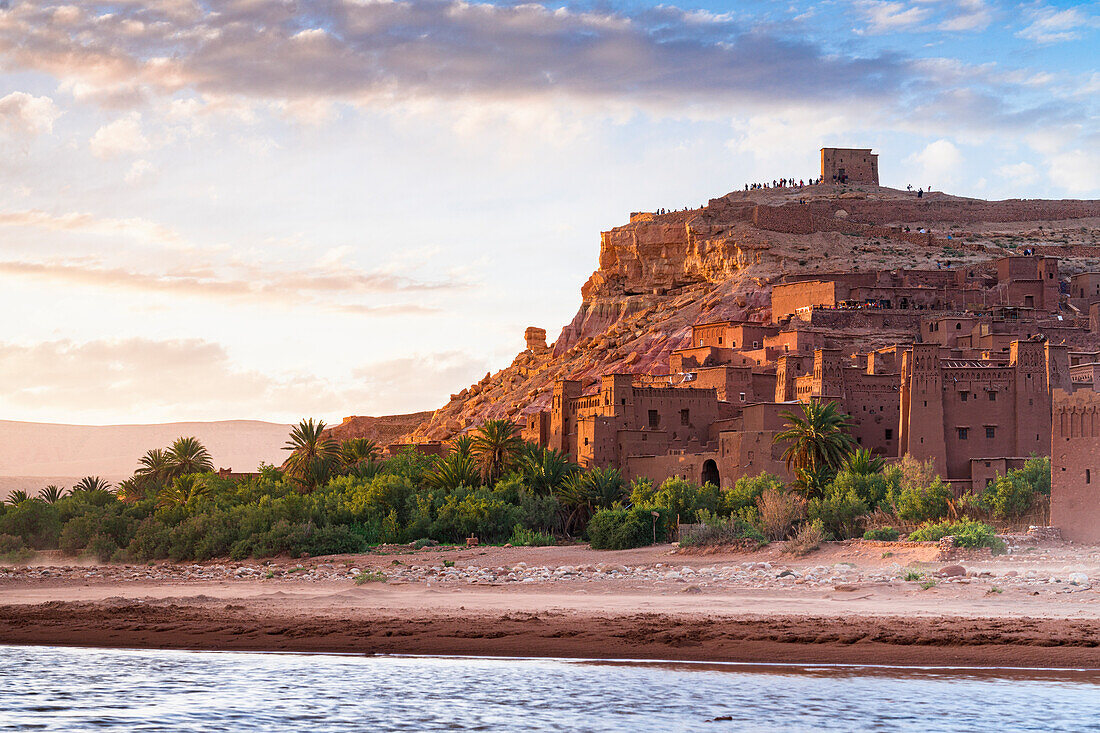 Festungsdorf Ait Ben Haddou, UNESCO-Weltkulturerbe, und Wüstenoase bei Sonnenuntergang, Provinz Ouarzazate, Marokko, Nordafrika, Afrika