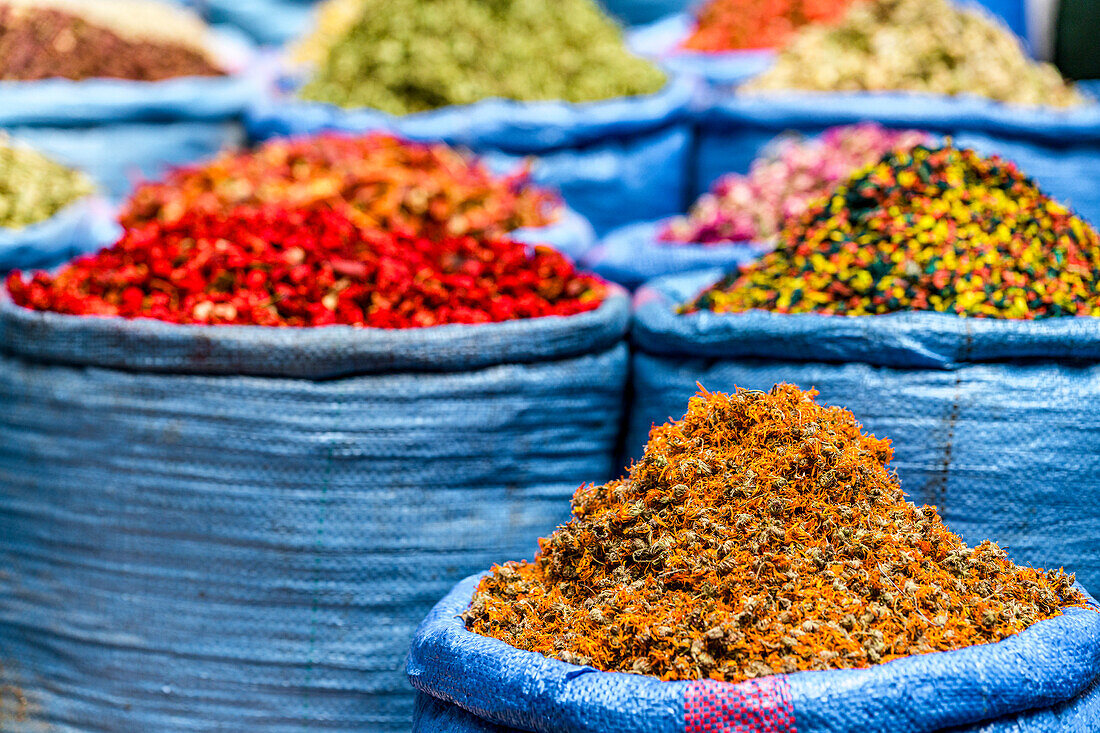Gewürze und Kräuter zum Verkauf im Souk von Marrakesch, Marokko, Nordafrika, Afrika