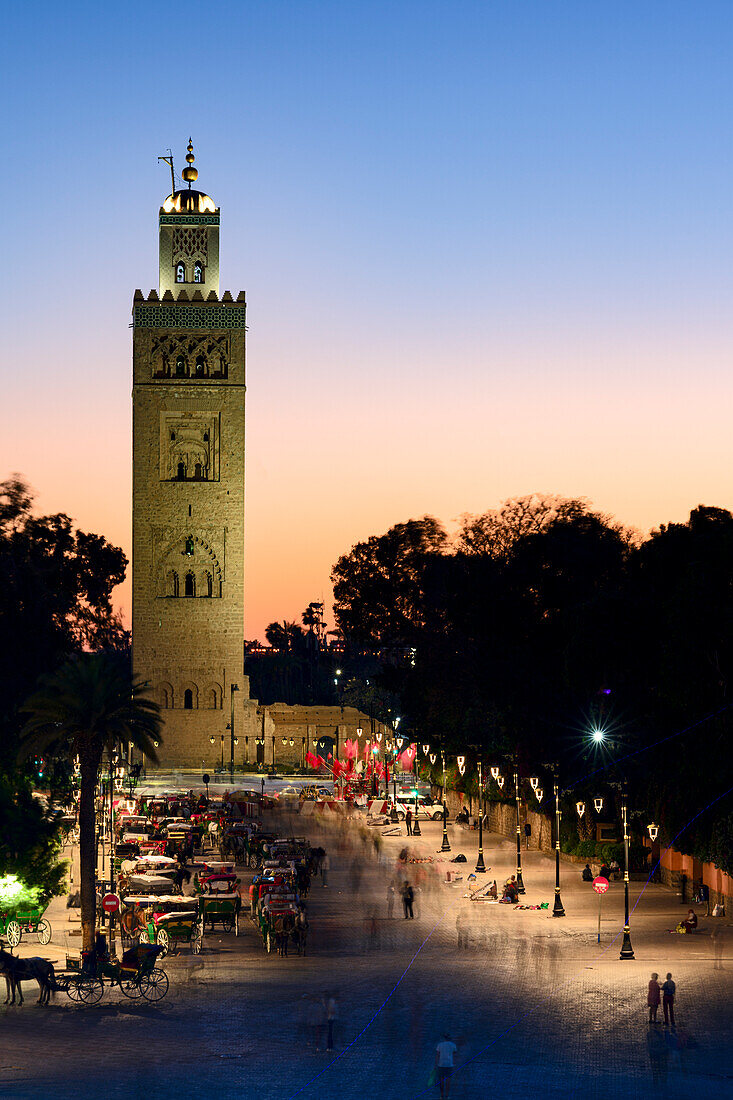 Antike Koutoubia-Moschee, UNESCO-Weltkulturerbe, und Jemaa el Fna-Straße in der Dämmerung, Marrakesch, Marokko, Nordafrika, Afrika