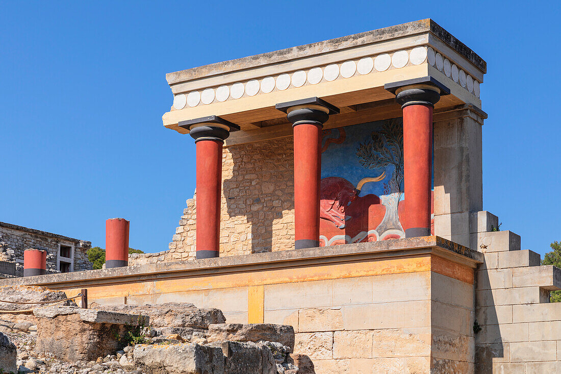 Palast des Minos, restaurierter Nordeingang, antike Stadt Knossos, Iraklion, Kreta, Griechische Inseln, Griechenland, Europa