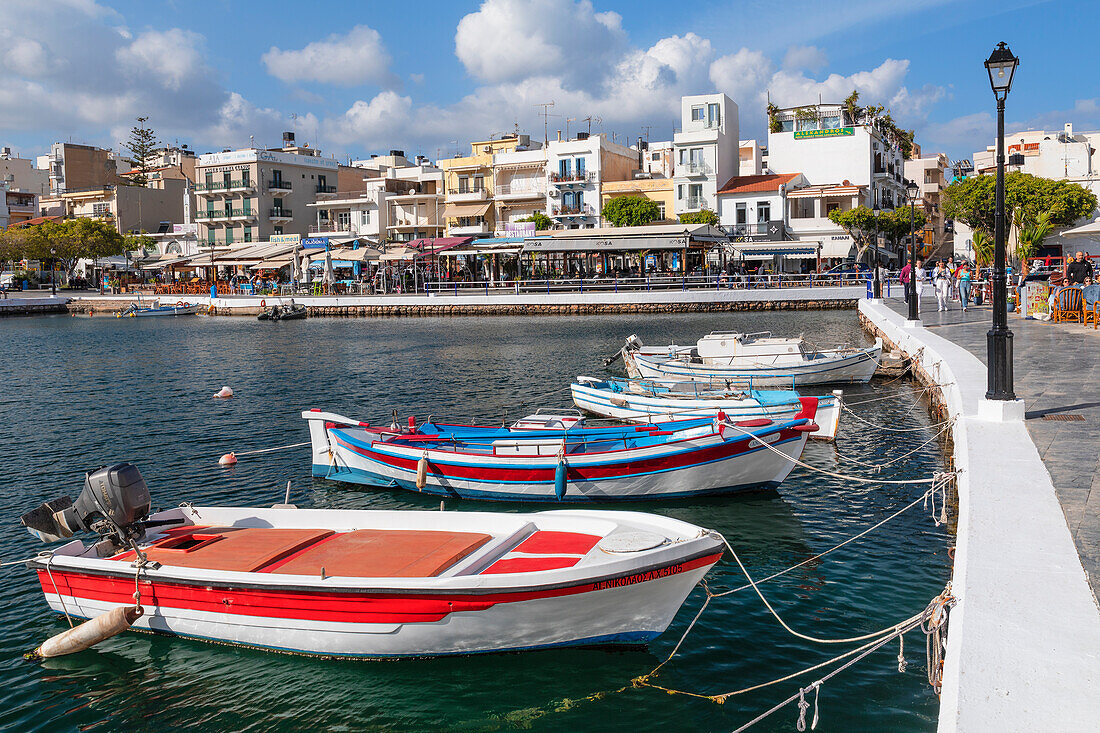Fischerboote an der Promenade des Voulismeni-Sees, Agios Nikolaos, Lasithi, Kreta, Griechische Inseln, Griechenland, Europa