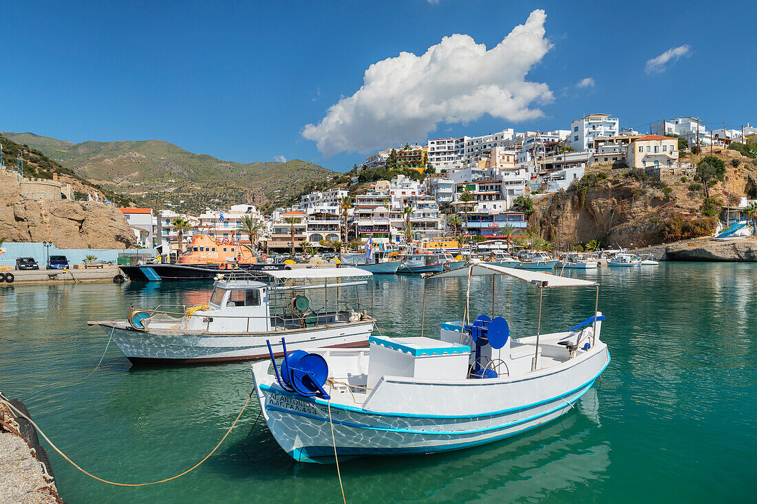 Fischerboote im Hafen von Agia Galini, Südküste, Kreta, Griechische Inseln, Griechenland, Europa