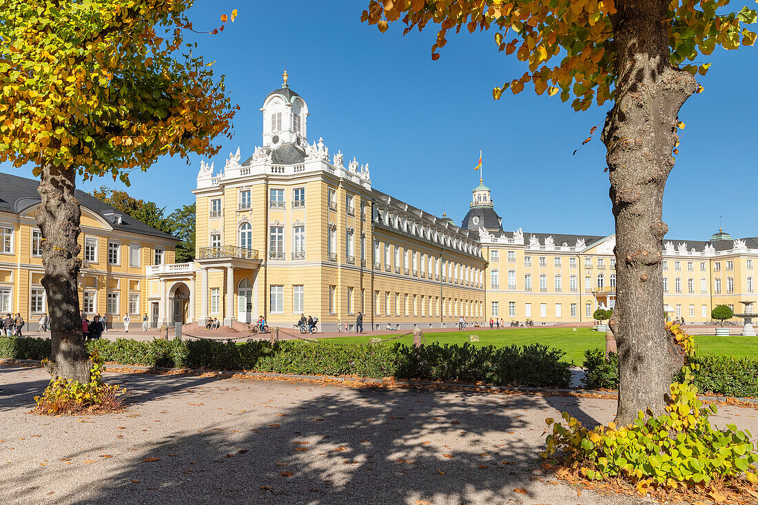 Karlsruher Schloss mit Schlossplatz, Karlsruhe, Baden Württemberg, Deutschland, Europa