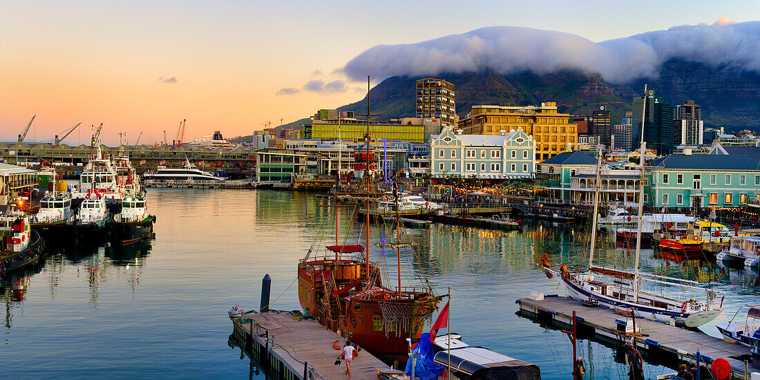 Victoria and Alfred Waterfront und Hafen bei Sonnenuntergang, Kapstadt, Südafrika, Afrika
