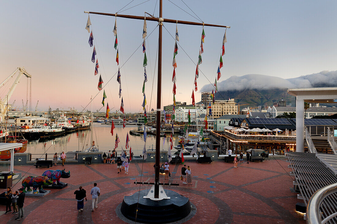 Victoria und Alfred Waterfront und Hafen bei Sonnenuntergang, Kapstadt, Südafrika, Afrika