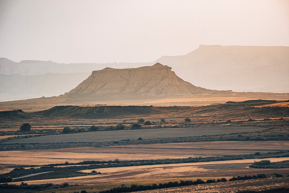 Das Wüstengebirge von Bardenas Reales bei Sonnenaufgang, Navarra, Spanien, Europa