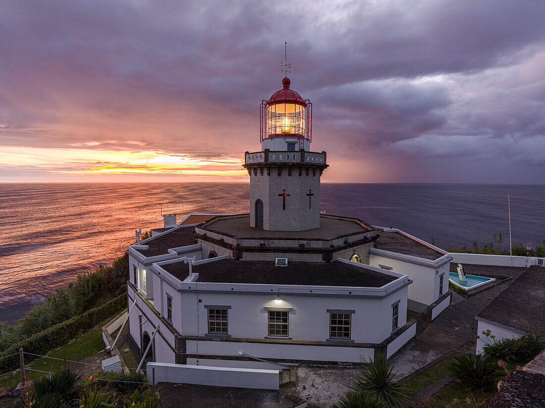 Leuchtturm Farol do Arnel bei Sonnenaufgang an einem bewölkten Morgen, Insel Sao Miguel, Azoren, Portugal, Atlantik, Europa