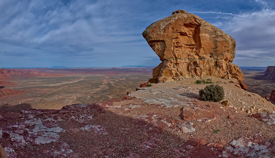 Moki Rock along the Moki Dugway, part of Highway 261, which rises up from Valley of the Gods and Cedar Mesa, Utah, United States of America, North America
