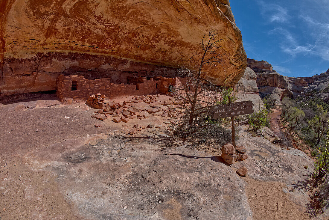 Die Horse Collar Ruins mit einem Schild, das davor warnt, sie wegen ihrer Instabilität zu stören, zwischen der Sipapu Arch Bridge und der Kachina Arch Bridge, Natural Bridges National Monument, Utah, Vereinigte Staaten von Amerika, Nordamerika