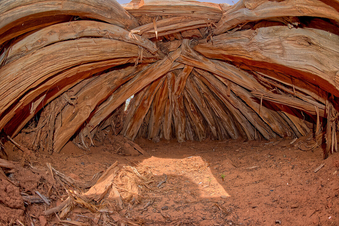 Das Innere eines alten Hogans, der bei Navajo-Zeremonien verwendet wird, im Navajo National Monument, Navajo Indian Reservation nordwestlich der Stadt Kayenta, Arizona, Vereinigte Staaten von Amerika, Nordamerika