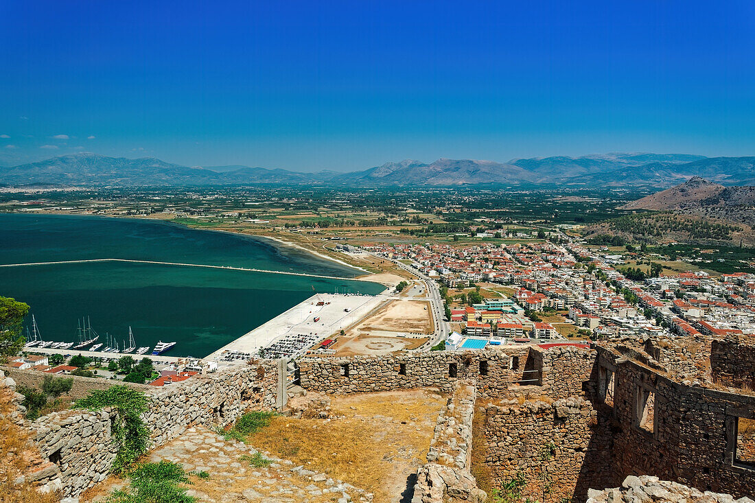 Panoramablick auf die historische Stadt, mit traditionellen niedrigen Gebäuden mit roten Ziegeldächern, Nafplion, Peloponnes, Griechenland, Europa