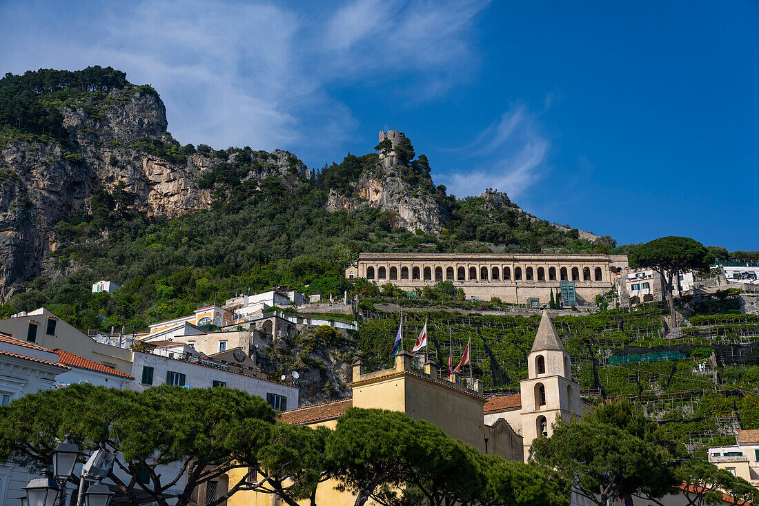 Blick auf die Stadt im Frühling, Amalfi, Amalfiküste (Costiera Amalfitana), UNESCO-Weltkulturerbe, Kampanien, Italien, Europa