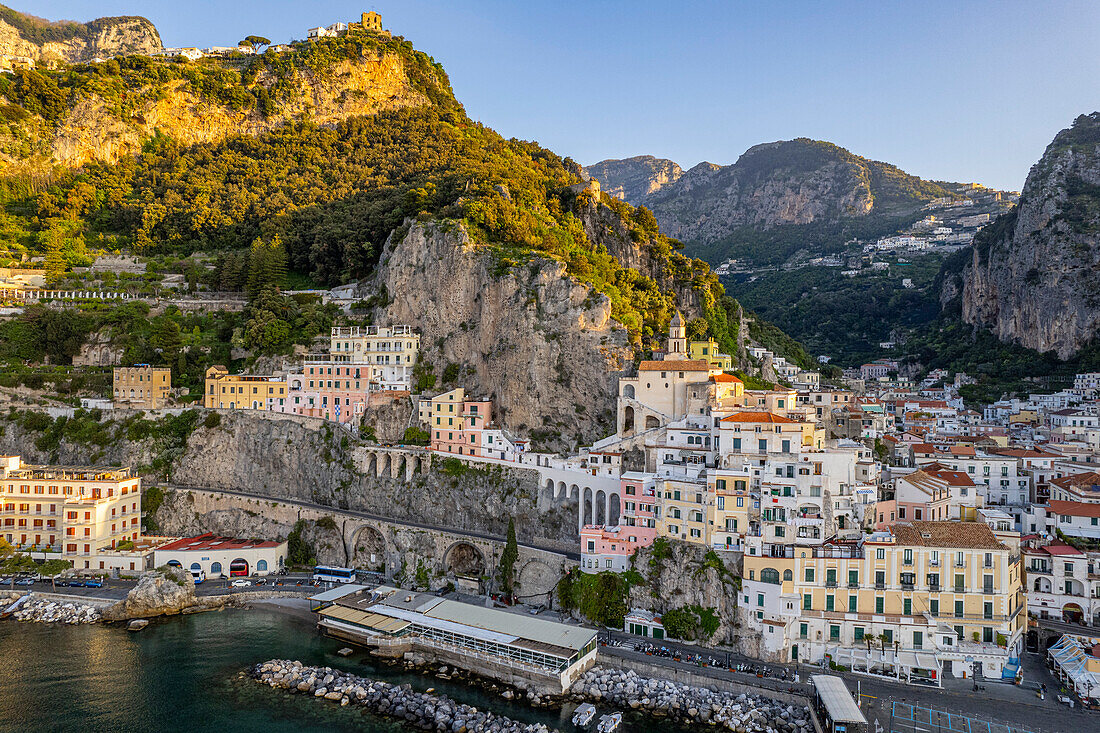 Luftaufnahme der Stadt bei Sonnenaufgang, Amalfi, Amalfiküste (Costiera Amalfitana), UNESCO-Welterbe, Kampanien, Italien, Europa