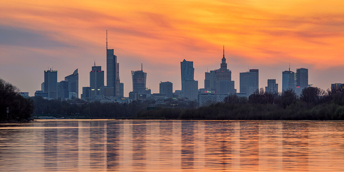 Blick über die Weichsel auf die Skyline des Stadtzentrums bei Sonnenuntergang, Warschau, Woiwodschaft Masowien, Polen, Europa