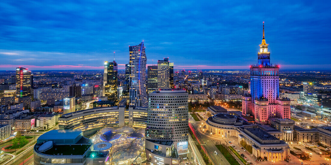 Palast für Kultur und Wissenschaft und Skyline des Stadtzentrums in der Abenddämmerung, Blick von oben, Warschau, Woiwodschaft Masowien, Polen, Europa