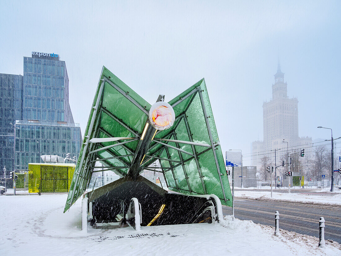 Eingang der U-Bahn-Station Swietokrzyska, im Winter, Warschau, Woiwodschaft Masowien, Polen, Europa
