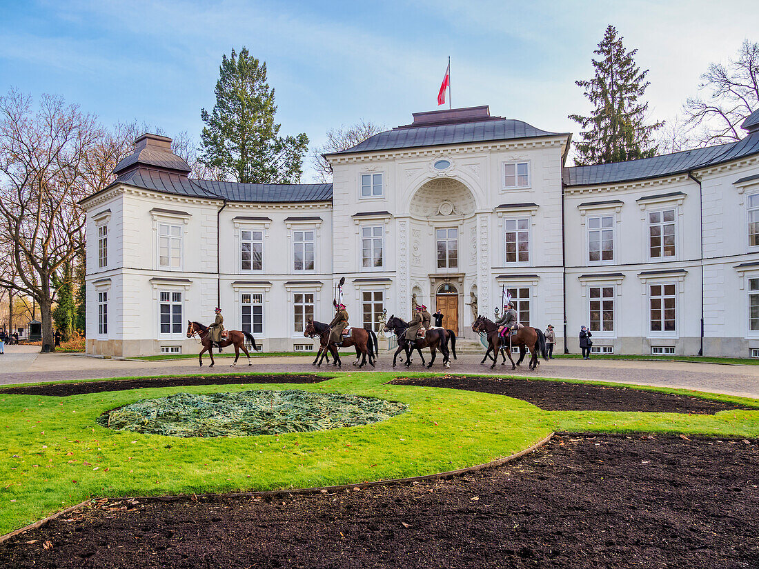 Reiterparade zum Nationalen Unabhängigkeitstag vor dem Myslewicki-Palast, Lazienki-Park (Park der Königlichen Bäder), Warschau, Woiwodschaft Masowien, Polen, Europa