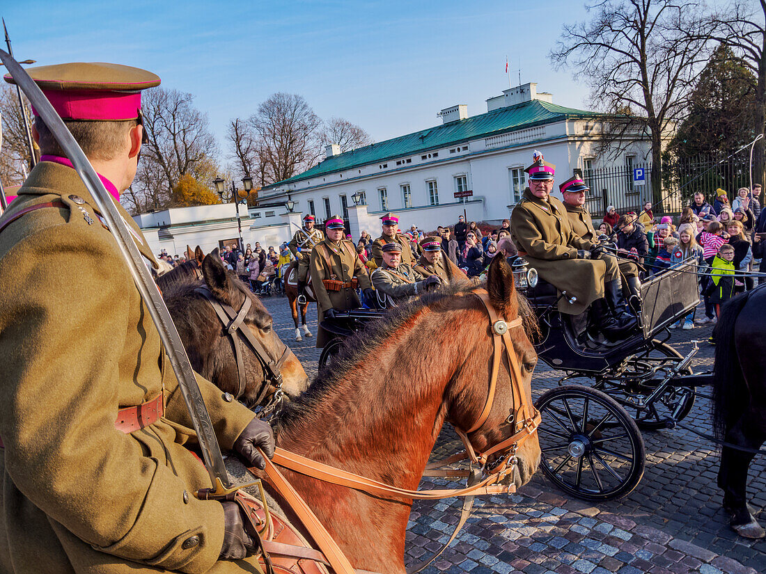 Schauspieler als Jozef Pilsudski in einer Kutsche, Parade zum Nationalen Unabhängigkeitstag, Lazienki-Park (Park der Königlichen Bäder), Warschau, Woiwodschaft Masowien, Polen, Europa