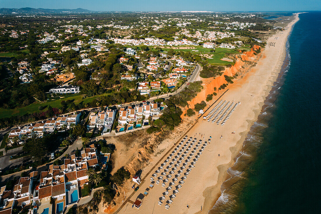 Luftaufnahme von Vale do Lobo Beach, kultiges Strandresort und Wohnhaus, in der Nähe von Quarteira an der Algarve, Portugal, Europa