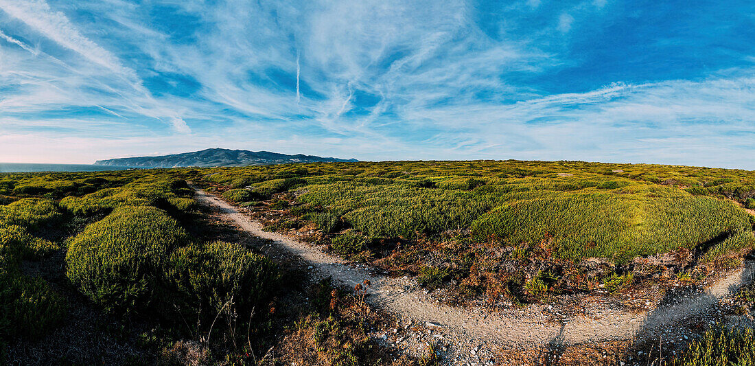 Drohnen-Panoramablick auf den Sintra-Nationalpark, mit Cabo da Roca ganz links im Hintergrund, neben dem Guincho Beach, Cascais, Portugal, Europa