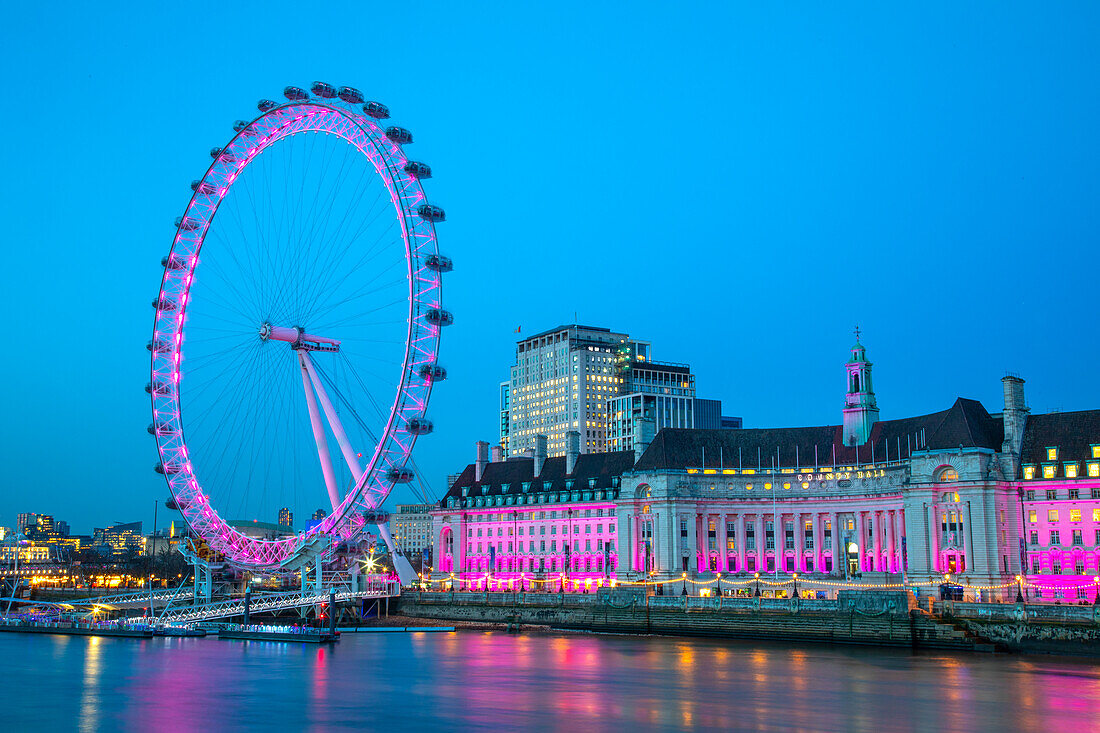 London Eye und Gebäude der London County Hall, in der Abenddämmerung, Themse, London, England, Vereinigtes Königreich, Europa
