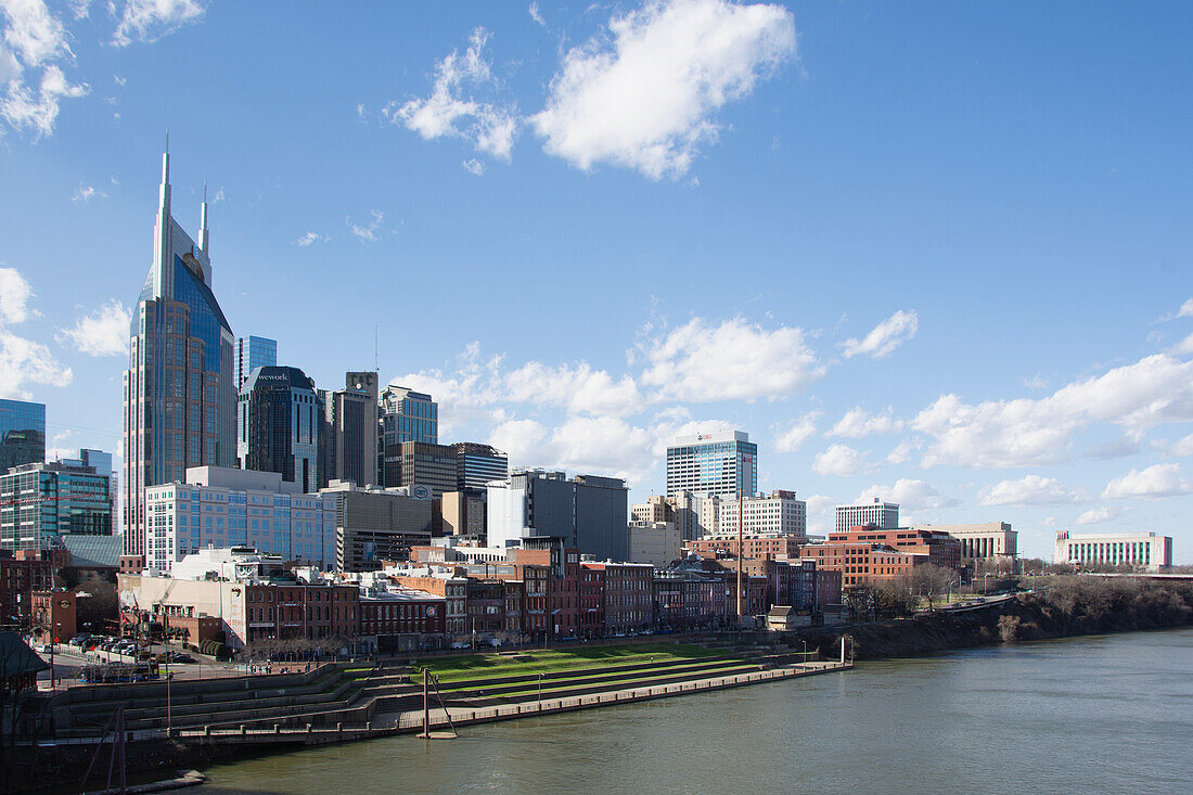 USA, Tennessee, Nashville, Downtown buildings and Cumberland River