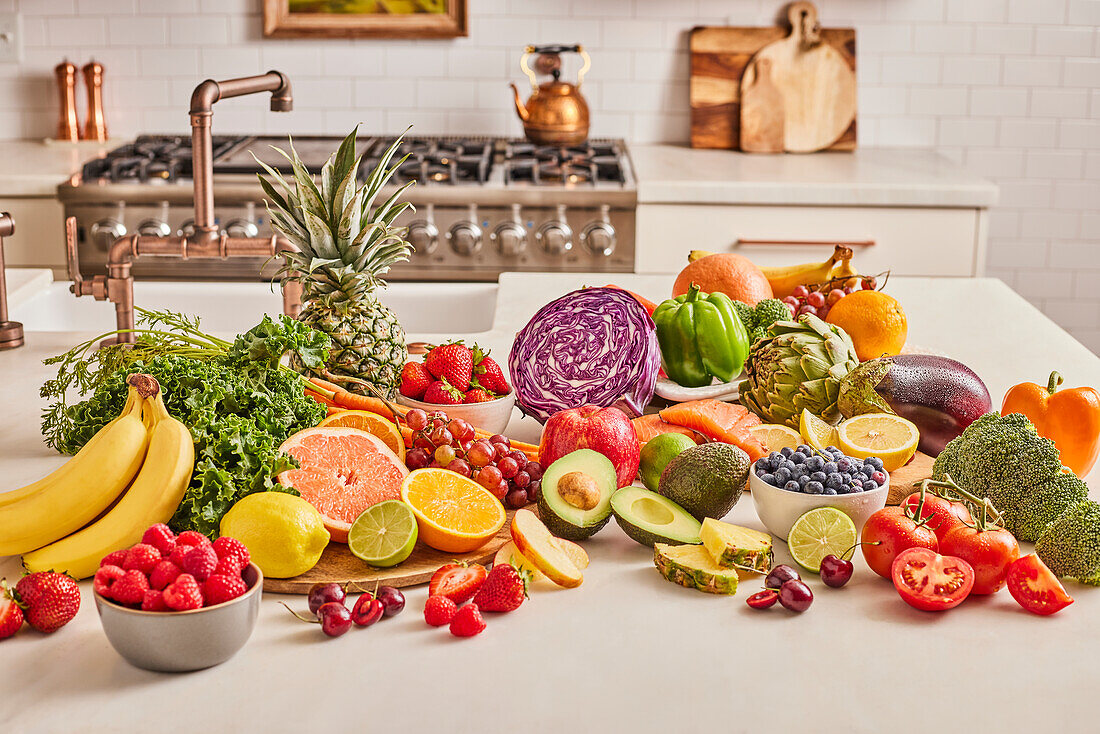 Verschiedene Obst- und Gemüsesorten auf der Küchentheke