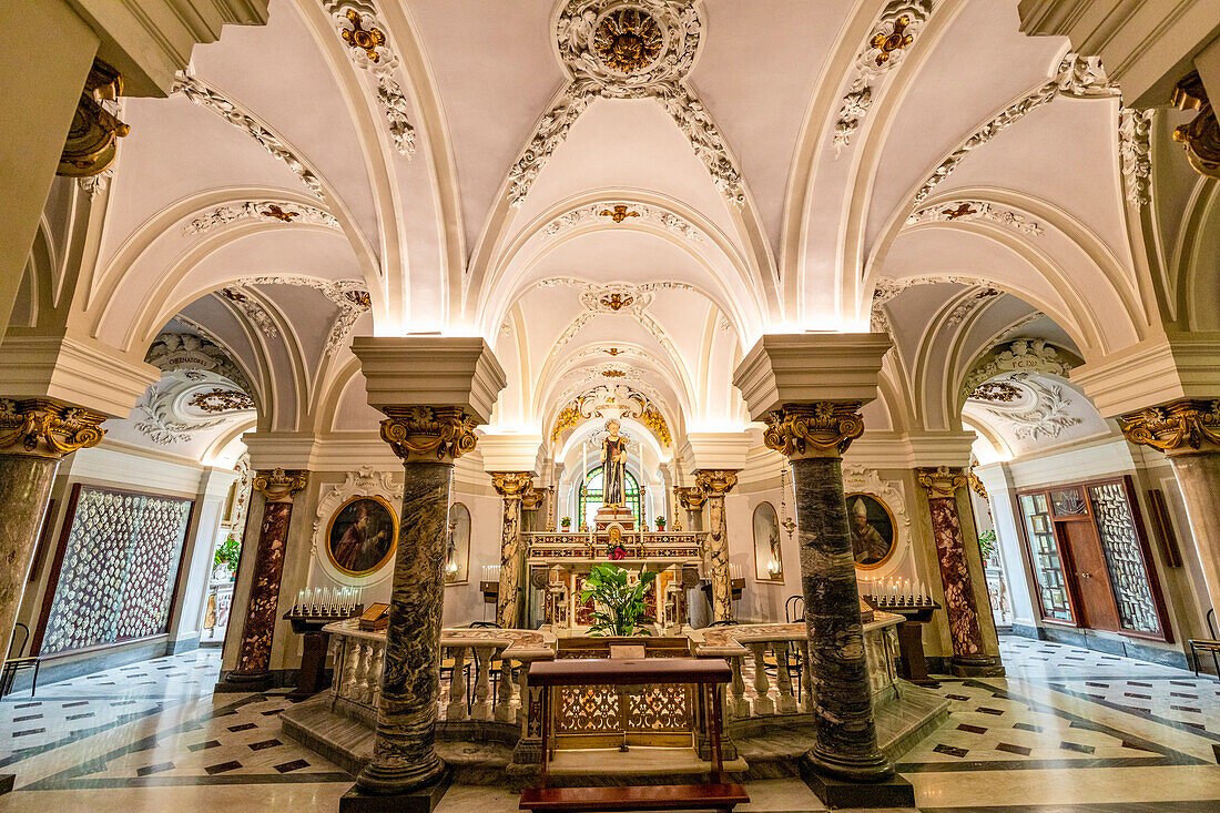 Innenraum, Die Basilika di Sant'Antonino, Sorrent, Kampanien, Italien, Europa