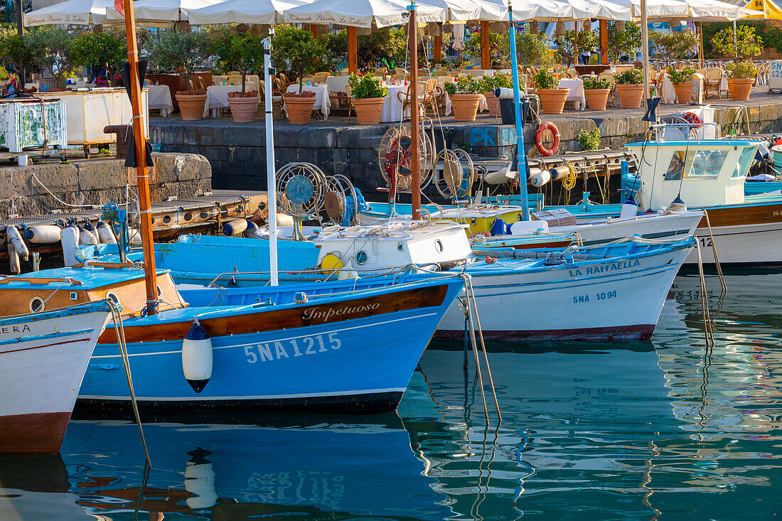Fischerboote in der Marina Grande, Insel Capri, Kampanien, Italien, Europa