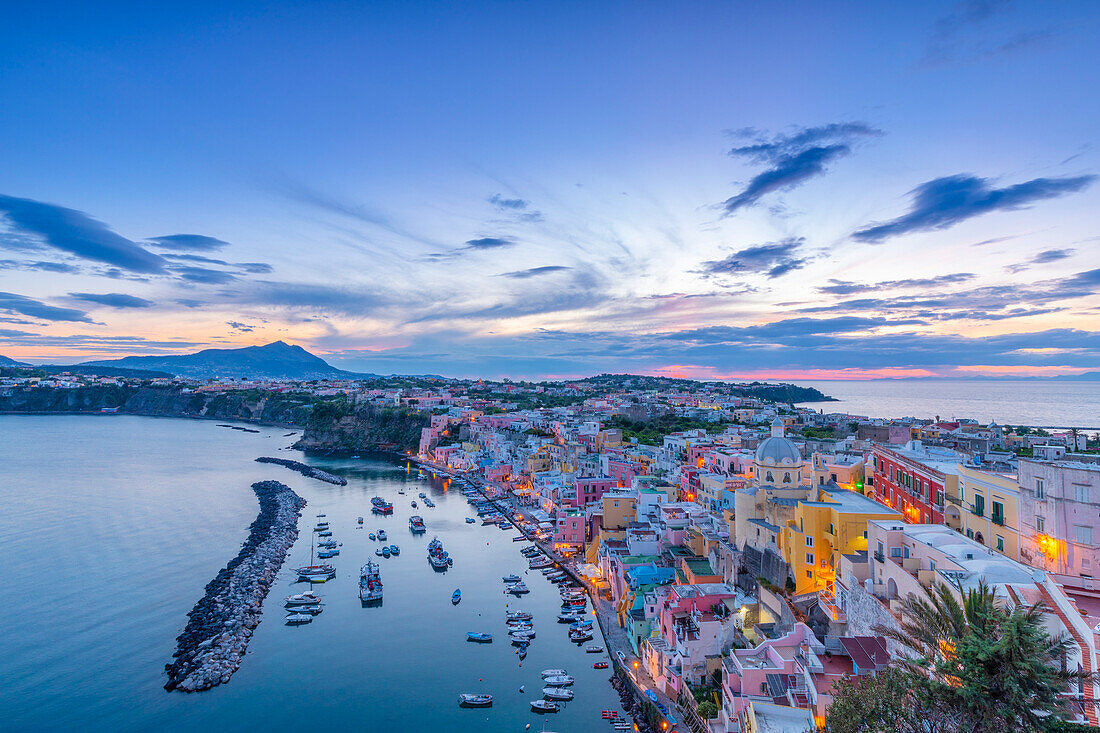 Marina di Corricella bei Sonnenuntergang, Procida, Flegreische Inseln, Kampanien, Italien, Europa